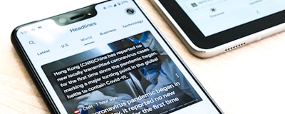 深度专题栏目展示体育新闻分析与报道的办公桌场景图片